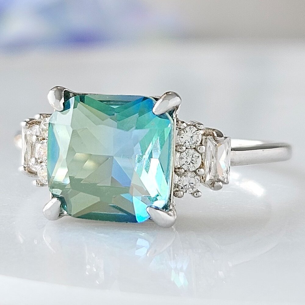 Stunning Silver Ring with Blue-Green Gemstone